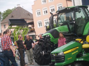 Egal ob im Verkaufsraum oder auf Messeveranstaltungen: Interessenten können sie immer über die Neuerungen der Landtechnik informieren. Foto: Bachmaier