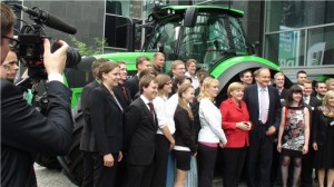 Bundeskanzlerin Angela Merkel beim Deutschen Bauerntag mit den Verantwortlichen von Deutz-Fahr zum Thema Entwicklungen der Landwirtschaft. Foto: Deutz-Fahr